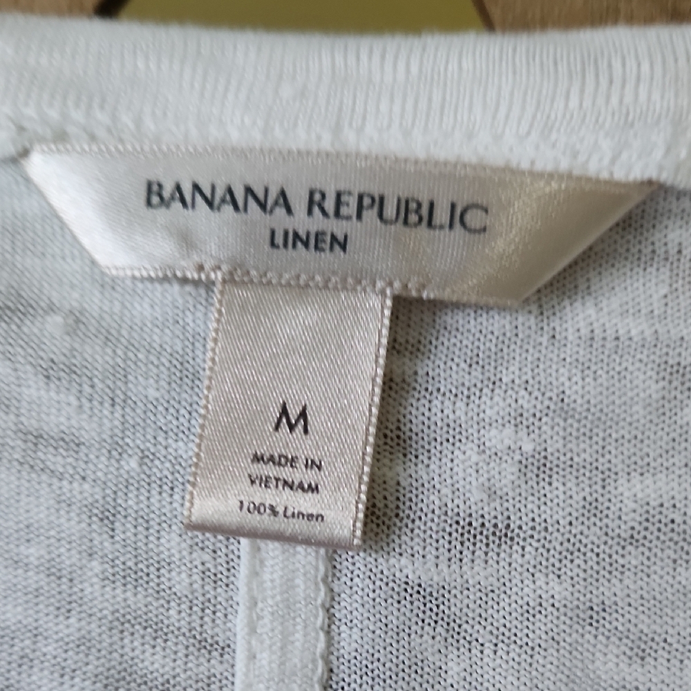 Banana Republic White V-Neck Short Sleeve Tee - Picture 2 of 8